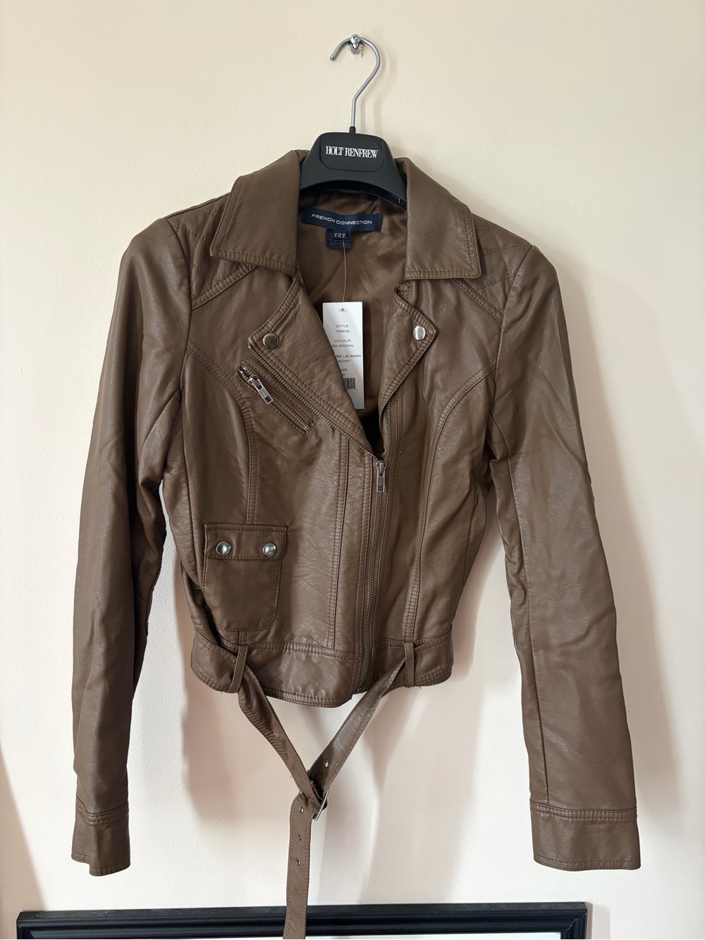 French Connection Women's Brown Faux Leather Moto Jacket. Défectueux au col